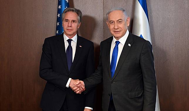 美國國務卿布林肯(圖左)1日與以色列總理尼坦雅胡(右)會面。(X@IsraeliPM)