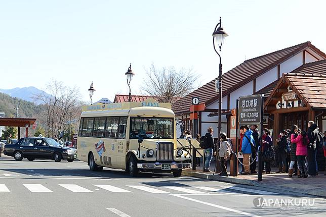 
<p>搭上這樣復古外型的「富士吉田/忍野/山中湖 觀光巴士」，也是推薦大家一定要嘗試看看的體驗！同時你也可以藉由這班巴士前往「KABA BUS 河馬巴士」的搭乘處唷！</p><p>
</p><p>
＊「富士吉田/忍野/山中湖 觀光巴士」巴士班次請以<a href=