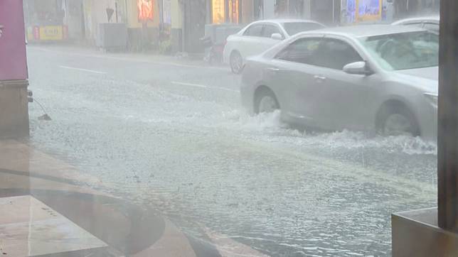 基隆雨勢猛烈。（鏡新聞）