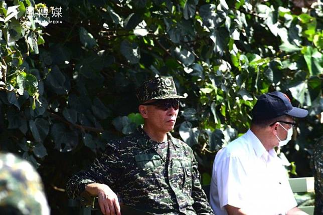 國軍20日於淡水八里沙灘進行全兵力反登陸預演，國防部參謀總長梅家樹（左）、國安會副秘書長陳文政（右）到場視導。（張曜麟攝）