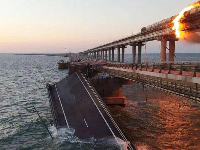 當地時間2022年10月8日，在橫跨刻赤海峽的克里米亞大橋鐵路橋上，一節裝有燃料的火車油罐車廂起火，多節貨運車廂受損。 圖：翻攝自新浪