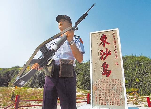 國防部長邱國正日前勉勵東沙駐軍要矢志與島共存亡，「我死則國生」，要有信心堅守到底。（本報資料照片）