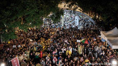 5月21日晚上，民團統計約有3萬人齊聚台灣立法院外，抗議國會強推法案。