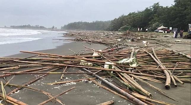 台南外海的蚵棚被海浪沖毀約5600棚，損失粗估就高達2.6億元。(南市漁港所提供)