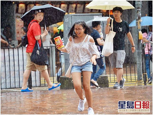 天文台預測下周四多雲，有驟雨及幾陣狂風雷暴。資料圖片