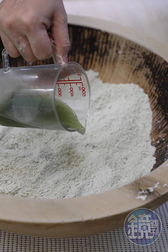 在蕎麥粉中分3次倒入布海苔汁液，並充分混合。