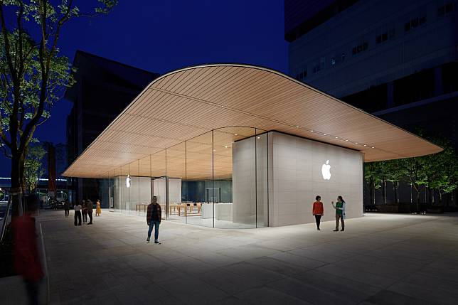 日本Apple Store施行新政策，自今年6/21起，外國遊客等非日本公民購買蘋果產品時不再享有外籍旅客免稅福利。   圖：取自蘋果官網