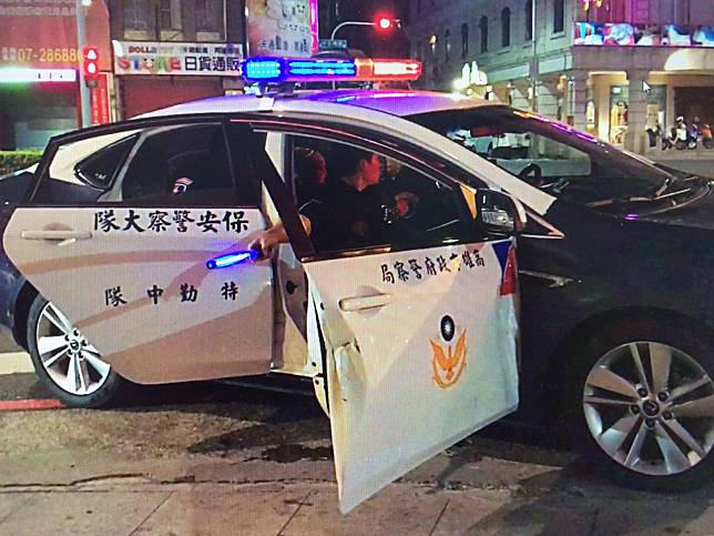 高雄市警局保安大隊特勤中隊警車，曾遭拒檢男子駕車撞車門。