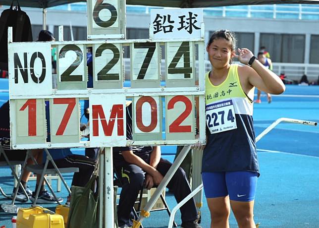 桃園高中江靜緣以17公尺02打破女子鉛球U18全國紀錄。李守智／攝影。