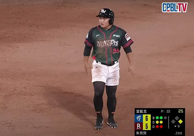 蔡鎮宇特別的穿著引熱議。截自CPBL TV