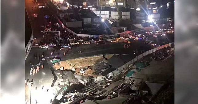 廈門地鐵站旁馬路「大面積崩塌」　多輛汽車秒消失
