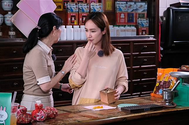 ▲小薰在中藥行變身成「吃貨」，把中藥櫃一個個打開，每個都想用嘴巴嚐，嚇的老闆娘趕快阻止。