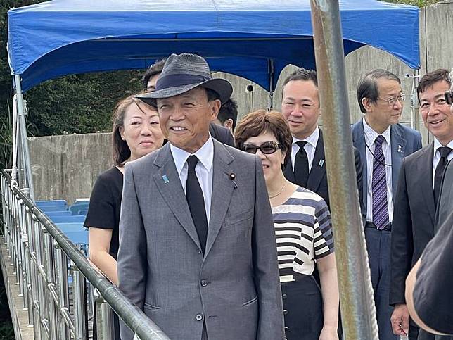 日本前首相麻生太郎(圖中戴紳士帽者)7日前往五指山李登輝墓前弔唁。 圖：李登輝基金會/提供