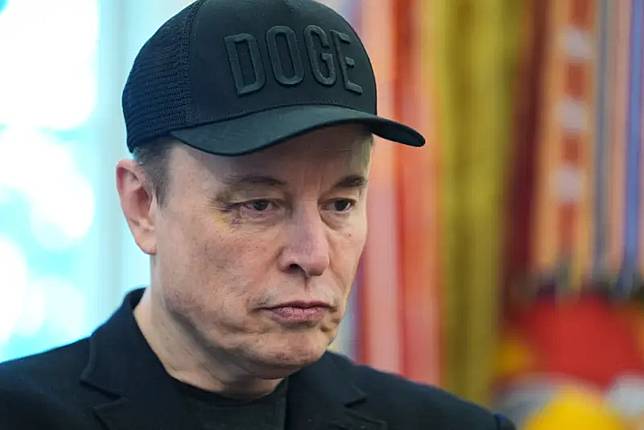 ▲特斯拉執行長馬斯克日前現身白宮，不過他右眼下方的瘀青引起外界注目。（圖／美聯社／達志影像）