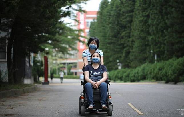 曾入圍總統教育獎、腦癌全盲的中華大學校友吳中云 （前），因肺炎引發肺纖維化，近期病情惡化，急需 換肺續命。她的父母13日向社會大眾求助，盼能尋得 願捐贈肺臟的善心人士，爭取一線生機。圖為吳中云 由母親陪伴就讀中華大學情形。中央社