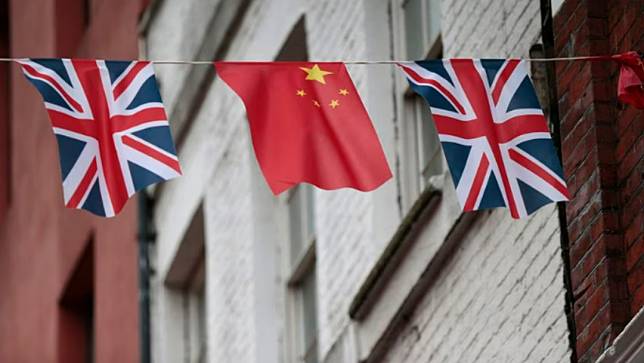 英國倫敦中國城上懸掛的中國和英國國旗。路透社資料照片