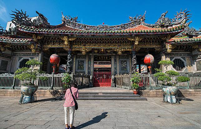 台北「萬華龍山寺」是當地居民信仰、活動、集會和指揮的中心。   圖：截自交通部觀光局網站
