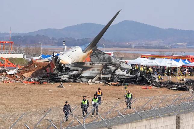 ▲韓國濟州航空著陸時失控墜毀，目前已經確認事故造成85死亡，但消防部門以現場狀況推測，認為機上179人很可能全數罹難。（圖／美聯社／達志影像）