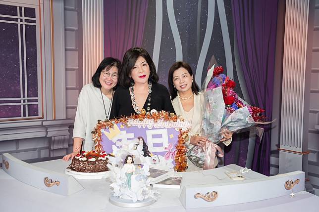 陳文茜與節目組過生日。（圖／TVBS提供）