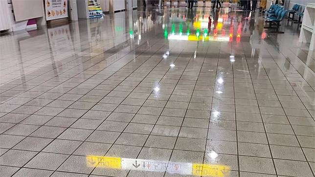 桃園火車站清晨火警！自動灑水撲熄「大廳慘淹水」　通勤族驚：不敢相信眼睛