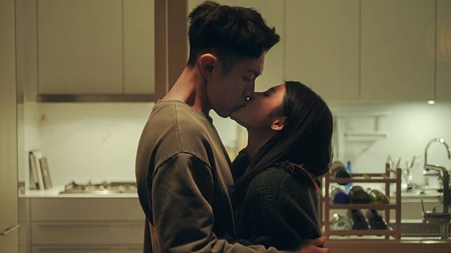 柯震東（左）與詹子萱嘆《愛愛內含光》的親密戲不好拍。（Netflix提供）