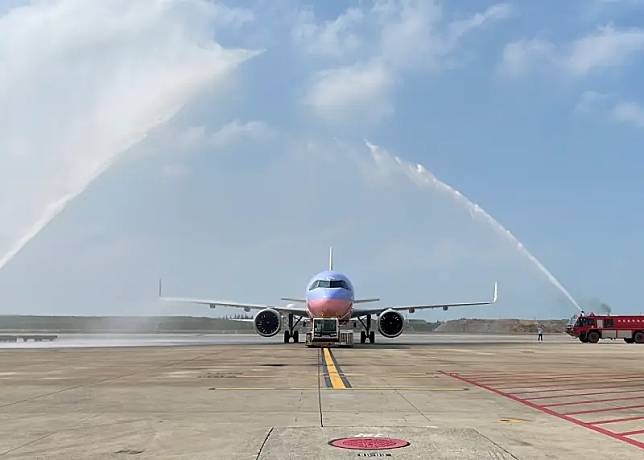中華航空台北-熊本航線於今（18）日正式開航，桃園機場與熊本機場也以傳統灑水儀式歡迎。