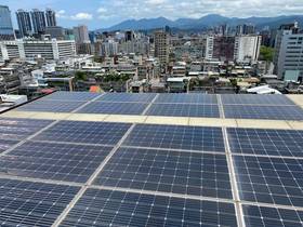 楊錦懷指出，屋頂光電就像是「螞蟻雄兵」，當數以萬計的屋頂整合起來，就是一座遍布城市的分散式電廠。示意圖。資料照。攝影：李蘇竣