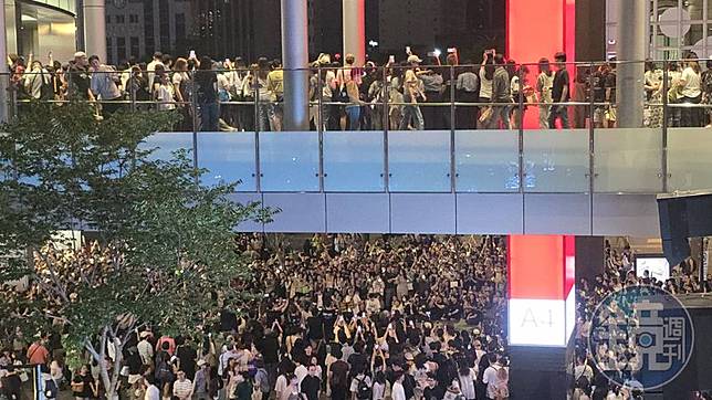 FTISLAND突襲現身台北信義區舉辦快閃活動，吸引上千名粉絲到場，現場氣氛熱烈。