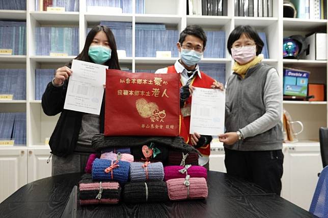 台南大學經管系老師曾繁絹（右）、學生王筱淇（左）代表捐贈華山基金會麻豆天使站三十組多功能保暖套。   （記者施春瑛攝）