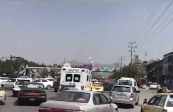 俄羅斯駐阿富汗使館遭自殺炸彈客襲擊，現場一片混亂。   圖:翻攝自環球網