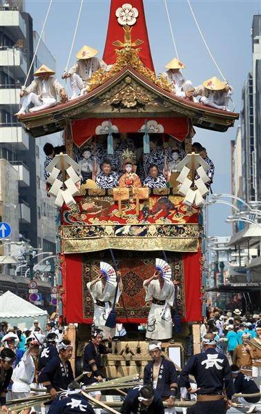 日本祇園祭「山鉾巡行」17日吸引萬人空巷，但連續4天氣溫高達38度以上，已造成數百人中暑。(取自產經新聞)