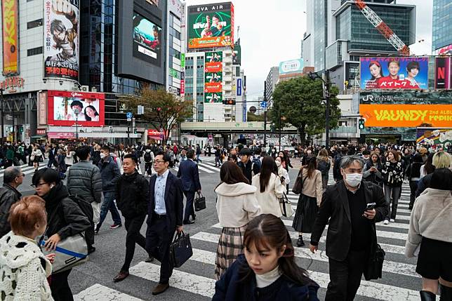 This photo taken on Nov. 15, 2023 shows people walking past a crossing in Tokyo, Japan. (Xinhua/Zhang Xiaoyu)