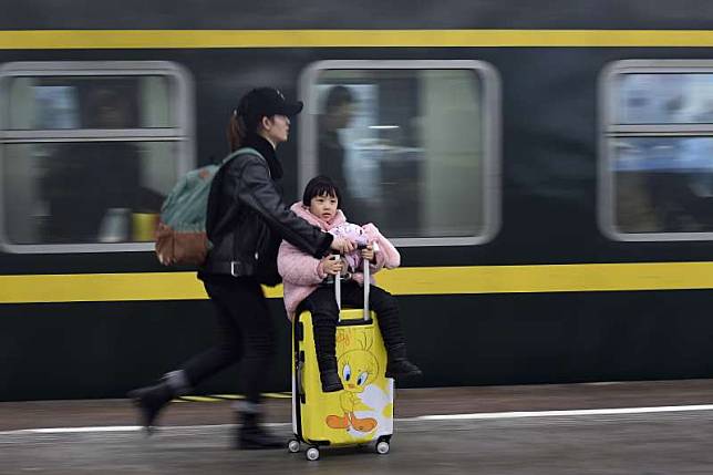 中國政府鬆綁一胎化政策，生育率卻不見起色，夫妻直呼養不起。