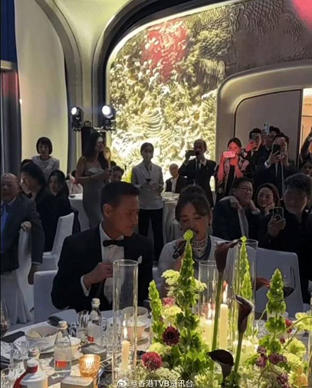 張學友（左）在婚宴上獻唱。翻攝香港TVB資訊台微博