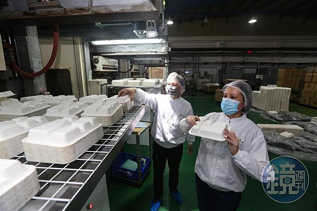 王信豐入主民營化的興中紙業後，看準政府推動減塑政策，轉而切入紙塑餐盒、杯蓋產品。