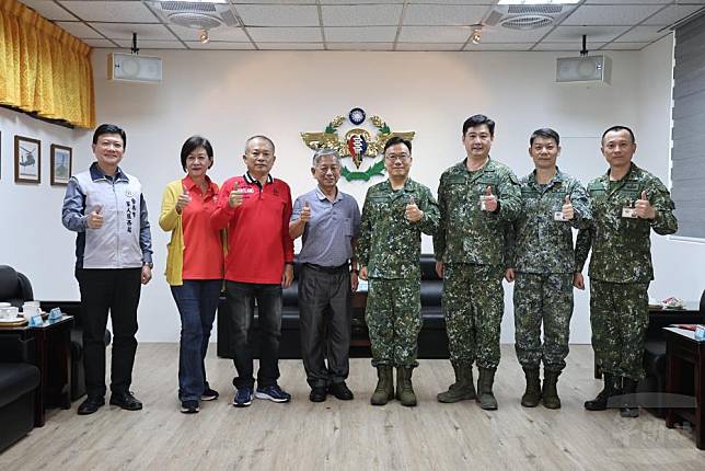 里港文富食品有限公司慰訪陸軍航特部。（臺南市軍人服務站提供）