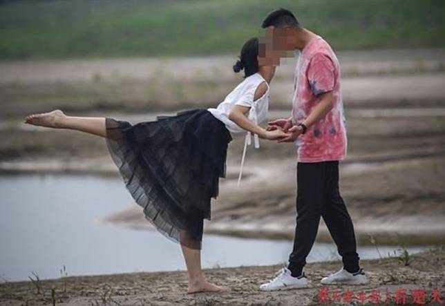 ▲湖北武漢解封後，有媒體拍攝居民生活，包含 1 對情侶的浪漫吻照，沒想到竟意外扯出不倫戀。（圖／翻攝自微博）