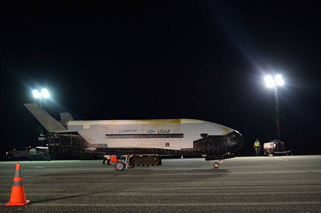 美軍「X-37B」在 12 日晚間搭載Space X公司的「獵鷹」重型火箭發射升空執行太空人物，圖為「X-37B」。 圖：翻攝自Twitter
