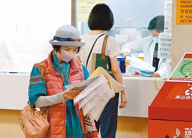 健保署7日公布，12月起擴增、新增給付9項新藥。圖為民眾在台北市立聯合醫院仁愛院區領藥。（本報資料照片）