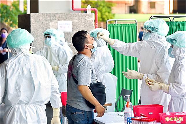 台北市環南市場設立ＰＣＲ篩檢站，為民眾採檢。(記者塗建榮攝)