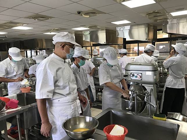 中華醫大暑假將開辦烘焙、銀髮養生料理培訓班。（記者黃文記攝）