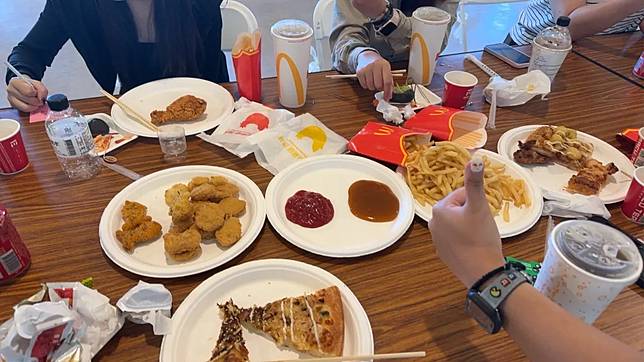 賓客包禮金3600卻吃到冷掉的麥當勞。翻攝自threads_wea654_