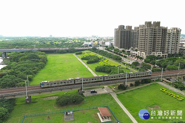 位於台1線橋下到博愛南路間，將建置3座草地足球場。