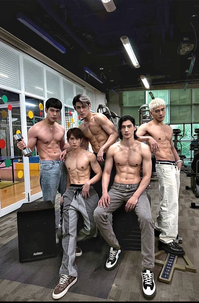 《男公館》殺青，眾男公關裸胸展露冰塊腹肌慶祝。