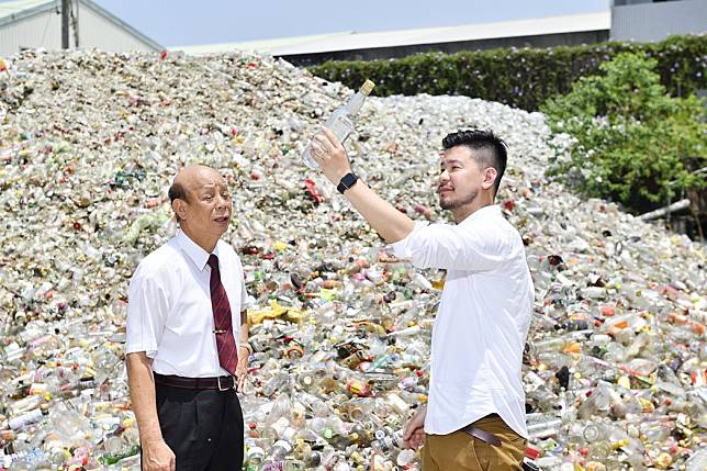 在創辦人吳春池（圖左）和兒子吳庭安（圖右）攜手努力下，春池玻璃走過一甲子。 圖／春池提供 