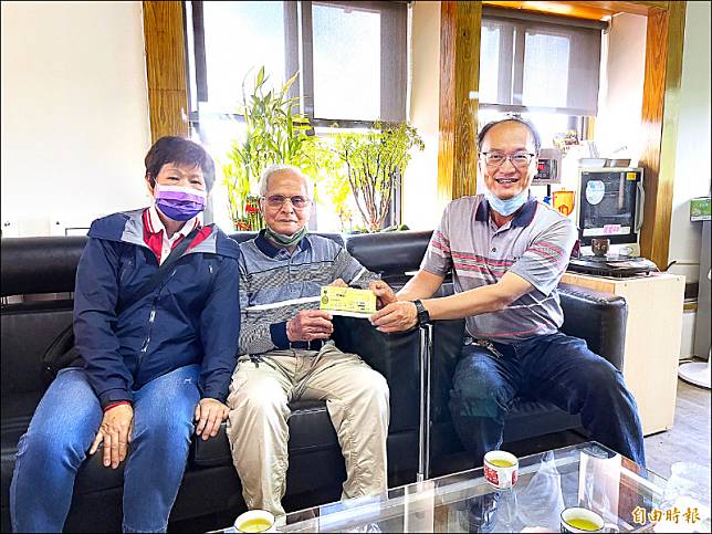 85歲老校友、畫家李正志(中)和太太李陳月英(左)，日前帶了一張百萬元的支票捐贈給學校辦學。(記者鄭旭凱攝)