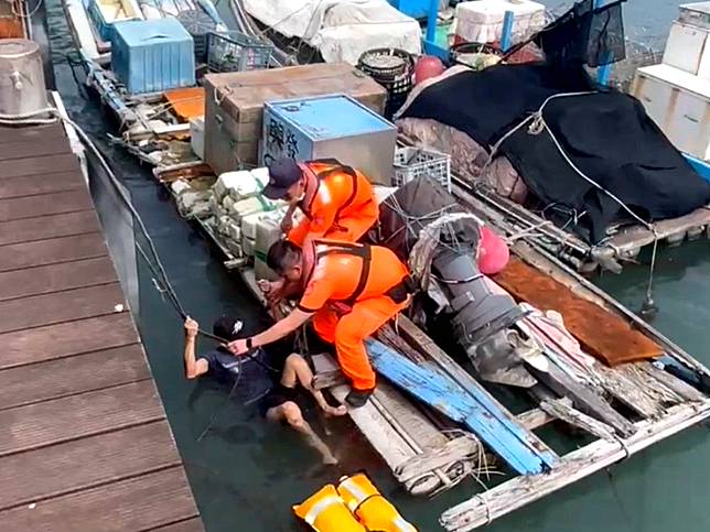 烏石港男子落水驚魂！海巡救援成功!