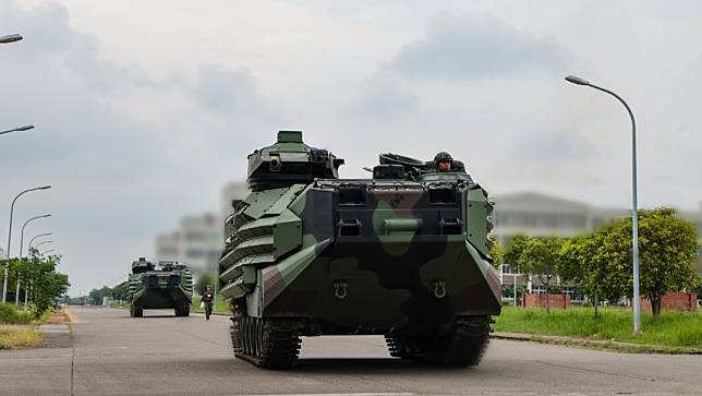 海軍陸戰隊出動AAV7兩棲突擊車，在蘇澳、桃園、台南與屏東等地預置兵力，防止小犬颱風的風雨導致災害發生。國防部