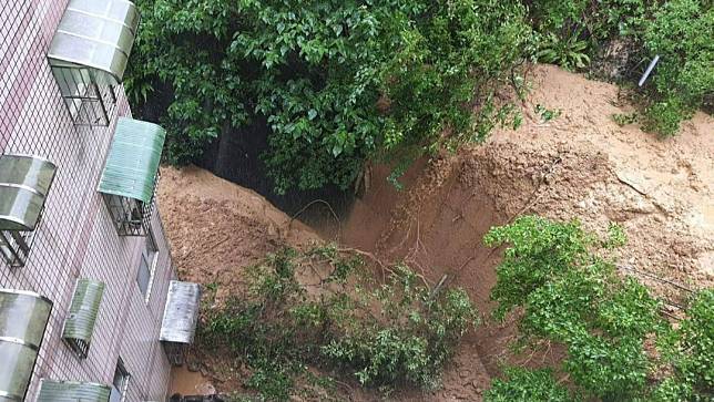 基隆雨彈狂炸，調和街維德醫院附近土石流倒入民宅。取自基隆人大小事社團