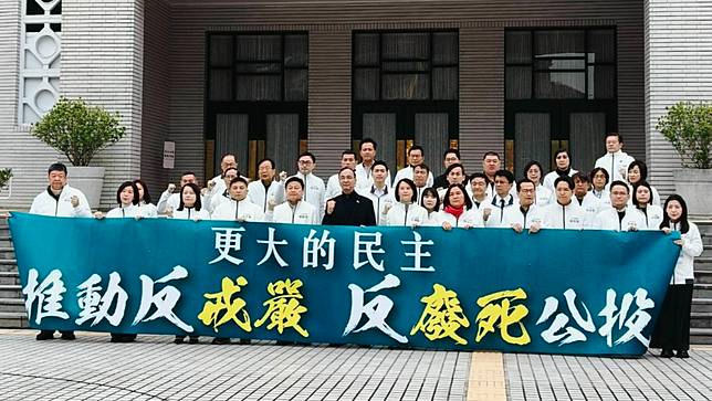 國民黨主席朱立倫率黨籍立委在議場前宣布發動反廢死、反戒嚴2大公投反制大罷免。國民黨團提供
